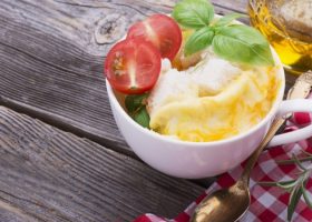 طريقة عمل بيض بالمايكرويف مع الفطر والجبن