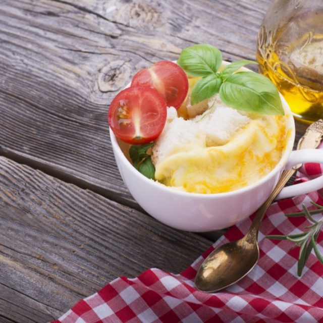 طريقة عمل بيض بالمايكرويف مع الفطر والجبن