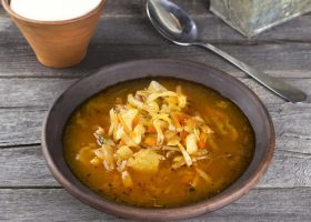 طريقة عمل شوربة الملفوف الحارقة