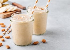 طريقة عمل سموثي القرفة واللوز والموز