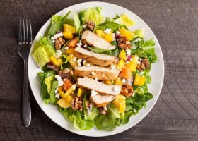 طريقة عمل سلطة دجاج مشوي بالبرتقال والجوز