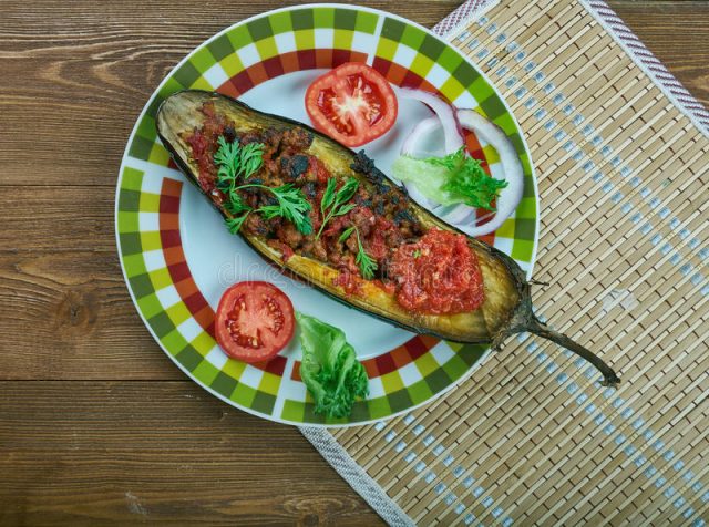 طريقة عمل باذنجان مشوي باللحم المفروم والطماطم للرجيم