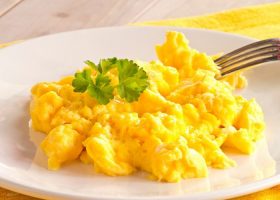 طريقة عمل بيض مخفوق بالحليب