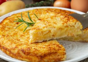 طريقة عمل اومليت بيض بالبطاطس