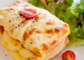 طريقة عمل توست مقلي بالبيض للفطور