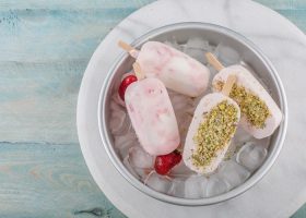 طريقة عمل المثلجات بنكهة الزبادي والتوت