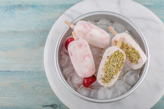 طريقة عمل المثلجات بنكهة الزبادي والتوت