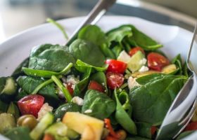طريقة عمل سلطة السبانخ بالطماطم والحمص