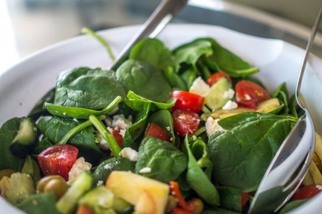 طريقة عمل سلطة السبانخ بالطماطم والحمص