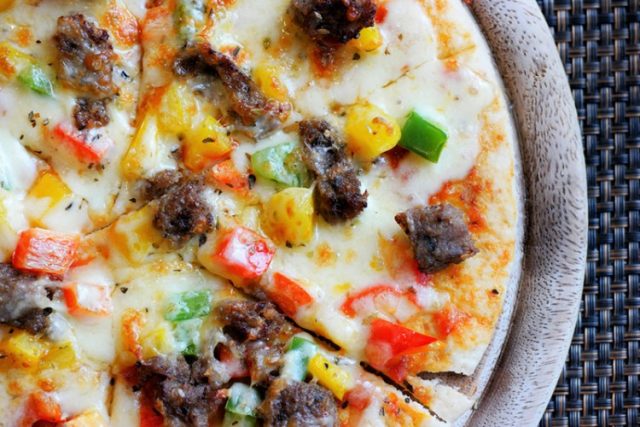 طريقة عمل البيتزا الأمريكي باللحم