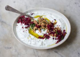 طريقة عمل سلطة خيار باللبن بالجوز والكرينبري المجفف