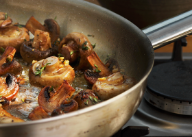 طريقة عمل فطر مقلي بالثوم والزبدة