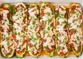 طريقة عمل البيتزا بقوارب الكوسا