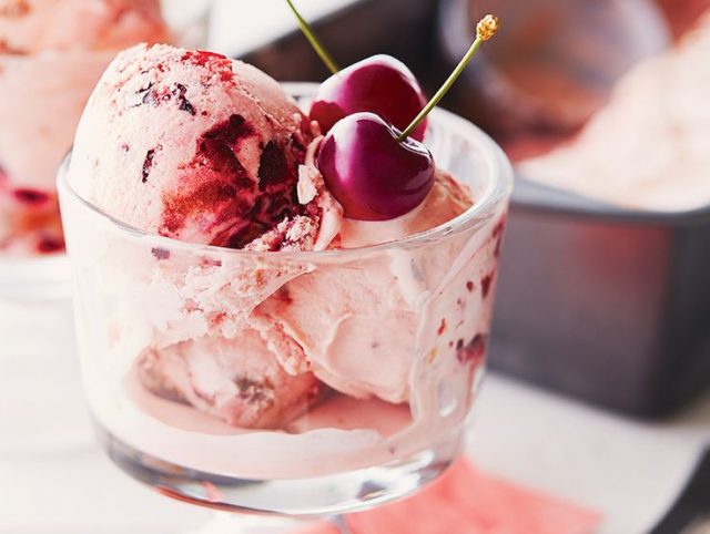 طريقة عمل آيس كريم بالكرز