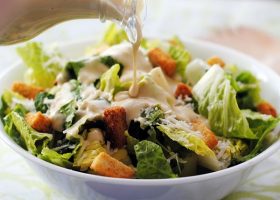 طريقة عمل صوص سلطة السيزر