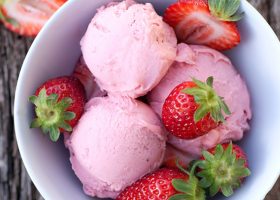 طريقة عمل آيس كريم فراولة بثلاث مكونات