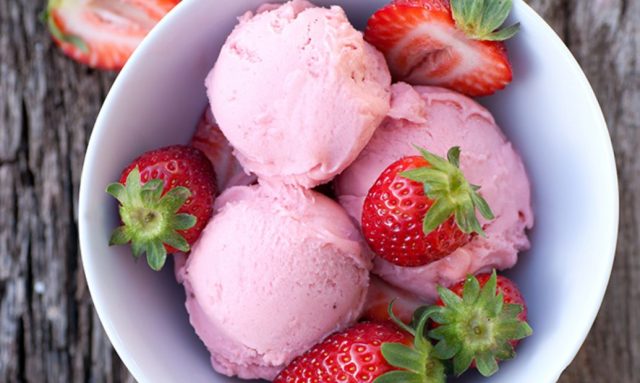 طريقة عمل آيس كريم فراولة بثلاث مكونات