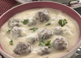 طريقة عمل كرات الكفتة باللبن