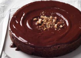 طريقة عمل كيكة الشوكولاتة بتغليفة النوتيلا