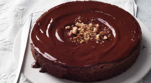 طريقة عمل كيكة الشوكولاتة بتغليفة النوتيلا