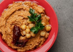 طريقة عمل حمص بالطحينة والطماطم المجففة