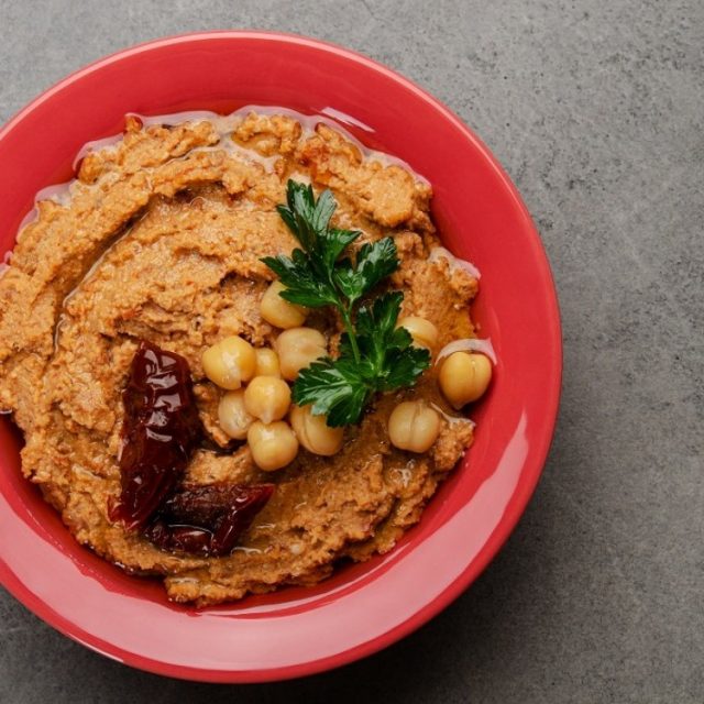 طريقة عمل حمص بالطحينة والطماطم المجففة