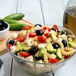 طريقة عمل سلطة يونانية بالمكرونة