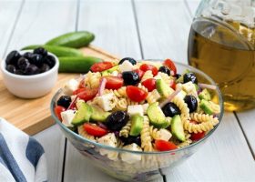 طريقة عمل سلطة يونانية بالمكرونة