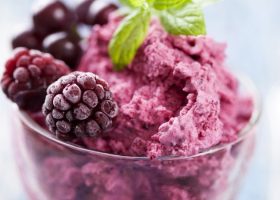 طريقة عمل زبادي التوت المثلج