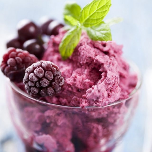 طريقة عمل زبادي التوت المثلج