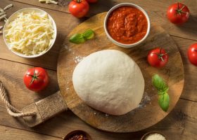 طريقة عمل عجينة البيتزا بالحليب