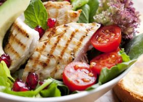 طريقة عمل سلطة الدجاج والأفوكادو