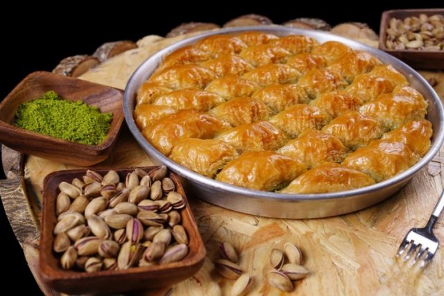 طريقة عمل رولات الجلاش بالقشطة