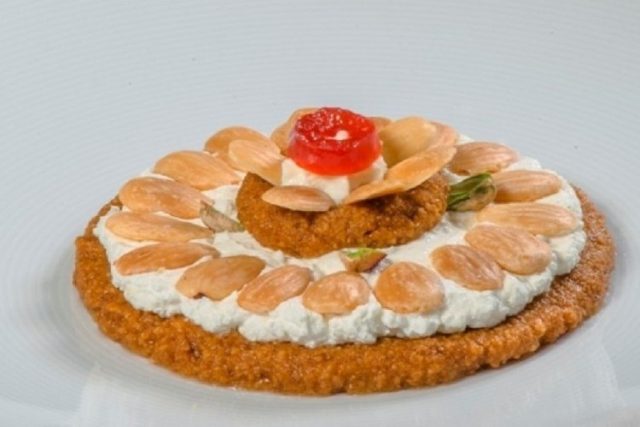 طريقة عمل مفروكة لوز بالقشطة