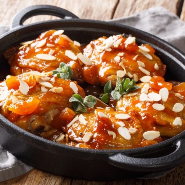 طريقة عمل صدور فراخ بمربى المشمش