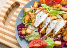 طريقة عمل سلطة الدجاج بصوص الرانش والخضار