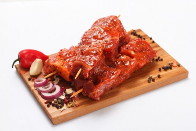 طريقة عمل تتبيلة اللحم بالثوم والطماطم