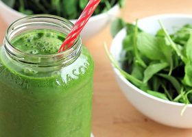 طريقة عمل سموذي الموز بالسبانخ والليمون