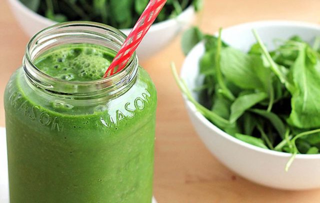 طريقة عمل سموذي الموز بالسبانخ والليمون