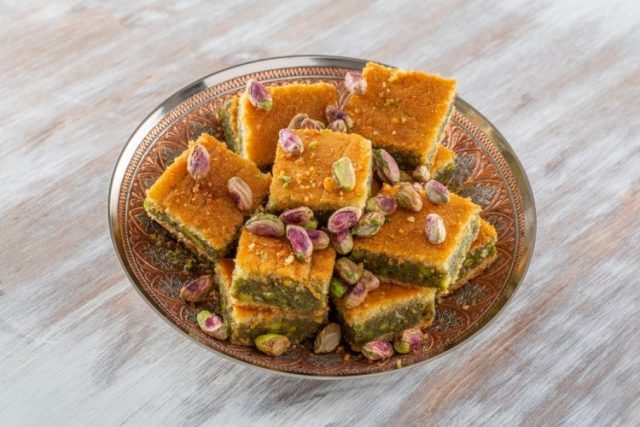 طريقة عمل معمول مد بالفستق