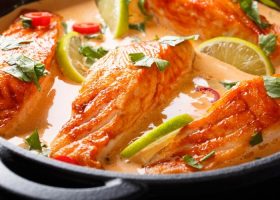 طريقة عمل سلمون مشوي بالكريمة والليمون