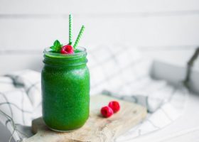 طريقة عمل عصير التوت بالكرفس