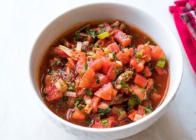 طريقة عمل سلطة الطماطم التركية بالأعشاب