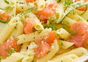 طريقة عمل سلطة المكرونة بالسلمون المدخن