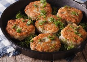 طريقة عمل فطائر السمك بالبطاطس