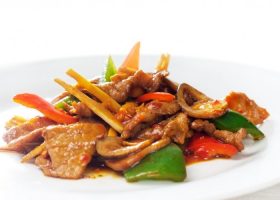 طريقة عمل شرائح اللحم الحارة مع الخضار والعسل