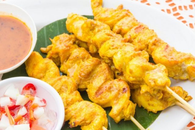 طريقة عمل دجاج مشوي بصلصة الفول السوداني للرجيم