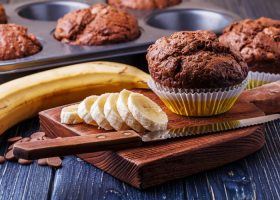 طريقة عمل كب كيك البراونيز المحشو بالموز