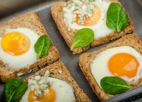 طريقة عمل بيض عيون بالتوست