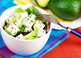 طريقة عمل سلطة الأفوكادو مع جبن الفيتا للرجيم